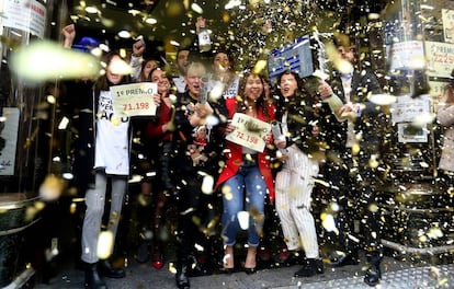 Empleados y dueños de Doña Manolita, en Madrid, celebran el Gordo en 2017.