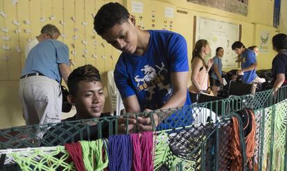 Un alumno enseña a un aprendiz a tejer una hamaca en Granada, Nicaragua