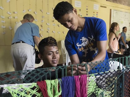 Un alumno enseña a un aprendiz a tejer una hamaca en Granada, Nicaragua