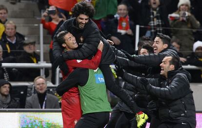 Cristiano Ronaldo celebra el tercer gol de su selección con sus compañeros durante el partido de fútbol de playoffs del Mundial frente a Suecia.