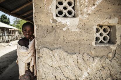 Las prácticas nocivas son comunes en Guinea Bisáu, sobre todo en zonas rurales. Mientras que al inicio de la pubertad, los niños son sometidos a un ritual de iniciación conocido como 'fanado' (pasan dos o tres meses en un lugar aislado y completan una serie de desafíos y actos de resistencia; entre ellos, la circuncisión), las niñas son víctimas de la mutilación genital femenina. Aunque todas las formas de ablación están prohibidas por ley desde 2011, la práctica no ha dejado de perpetrarse y aumentar: en 2006, un 45% de las mujeres de entre 15 y 49 años habían sido mutiladas; en 2014 eran un 49,7%, y en 2019 esta cifra aumentó a más de la mitad (52,1%).
