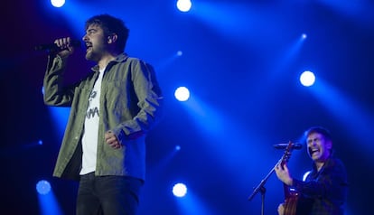 Los hermanos David y José Muñoz, componentes de Estopa, durante un concierto en el Palau Sant Jordi de Barcelona.