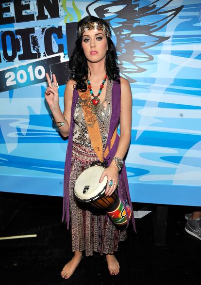 Katy Perry was the host of the 2010 Teen Choice Awards. For the occasion, she went as a hippy.