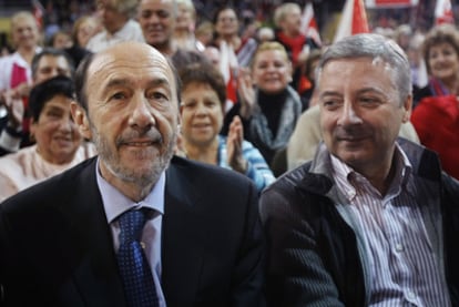 Rubalcaba, junto a Jos Blanco, en el mitin de Vigo, que cerr su gira de ayer.