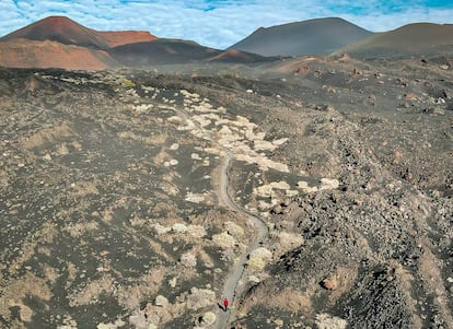 Un senderista en la ruta de los volcanes, en La Palma.