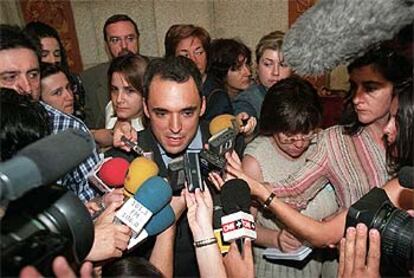 El secretario general de la FSM, Rafael Simancas, responde a los periodistas en el Ayuntamiento de Madrid.