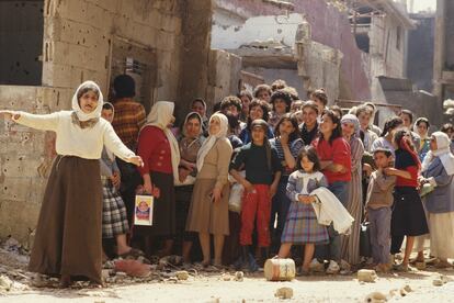 Refugiados palestinos en el campo de Bourj el-Barajneh, en Beirut (Líbano), durante la guerra civil libanesa, en 1989.