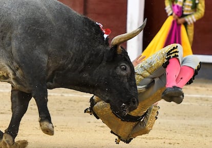 Un momento de la cogida que sufrió Gómez del Pilar al recibir de rodillas al sexto toro.