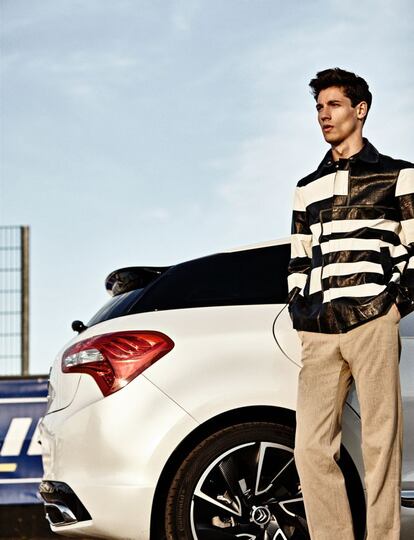 Chaqueta de piel blanca y negra de Emporio Armani y pantalón de Louis Vuitton. El coche es un DS 5. Estilismo de Nono Vázquez.