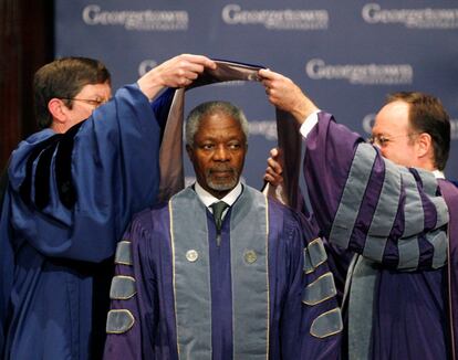 El secretario general de las Naciones Unidas, Kofi Annan (c), es nombrado 'doctor honoris causa' por la Universidad de Georgetown, el 30 de octubre de 2006. 