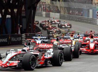 Fernando Alonso lidera la carrera ante Hamilton en la salida del Gran Premio.