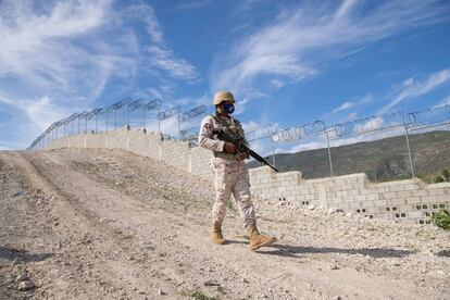 Soldados del Cuerpo Especializado en Seguridad Fronteriza Terrestre (Cesfront), vigilan la verja fronteriza con Haití, en República Dominicana, el 10 de mayo.