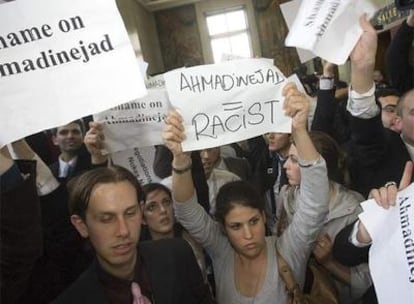 Simpatizantes israelíes se manifiestan en contra de Ahmadineyad en la sede de la ONU en Ginebra.
