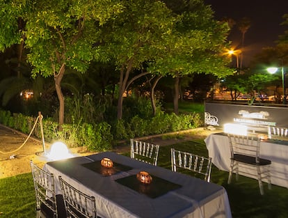 ‘La casa del estanque’ cuenta con una finca de 500 metros cuadraros en la que además de cenar puedes pegarte un buen paseo.