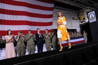 Melania Trump sube al escenario para presentar al presidente Donald Trump para pronunciar un discurso ante las tropas en la base de JMSDF en Yokosuka (Japón).