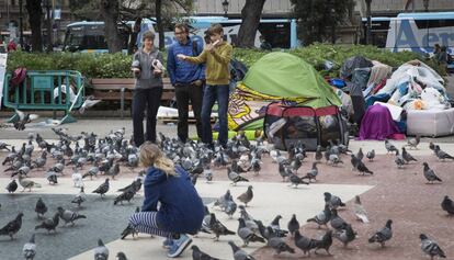 Turistas junto a algunos de los acampados