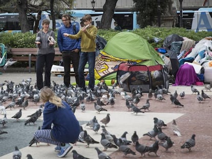 Turistas junto a algunos de los acampados