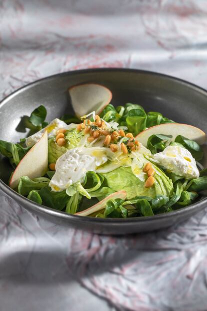 Ensalada de aguacate, manzana y piñones, acompañada de bolas de nata y queso, de 'Las recetas de La Ancha'.