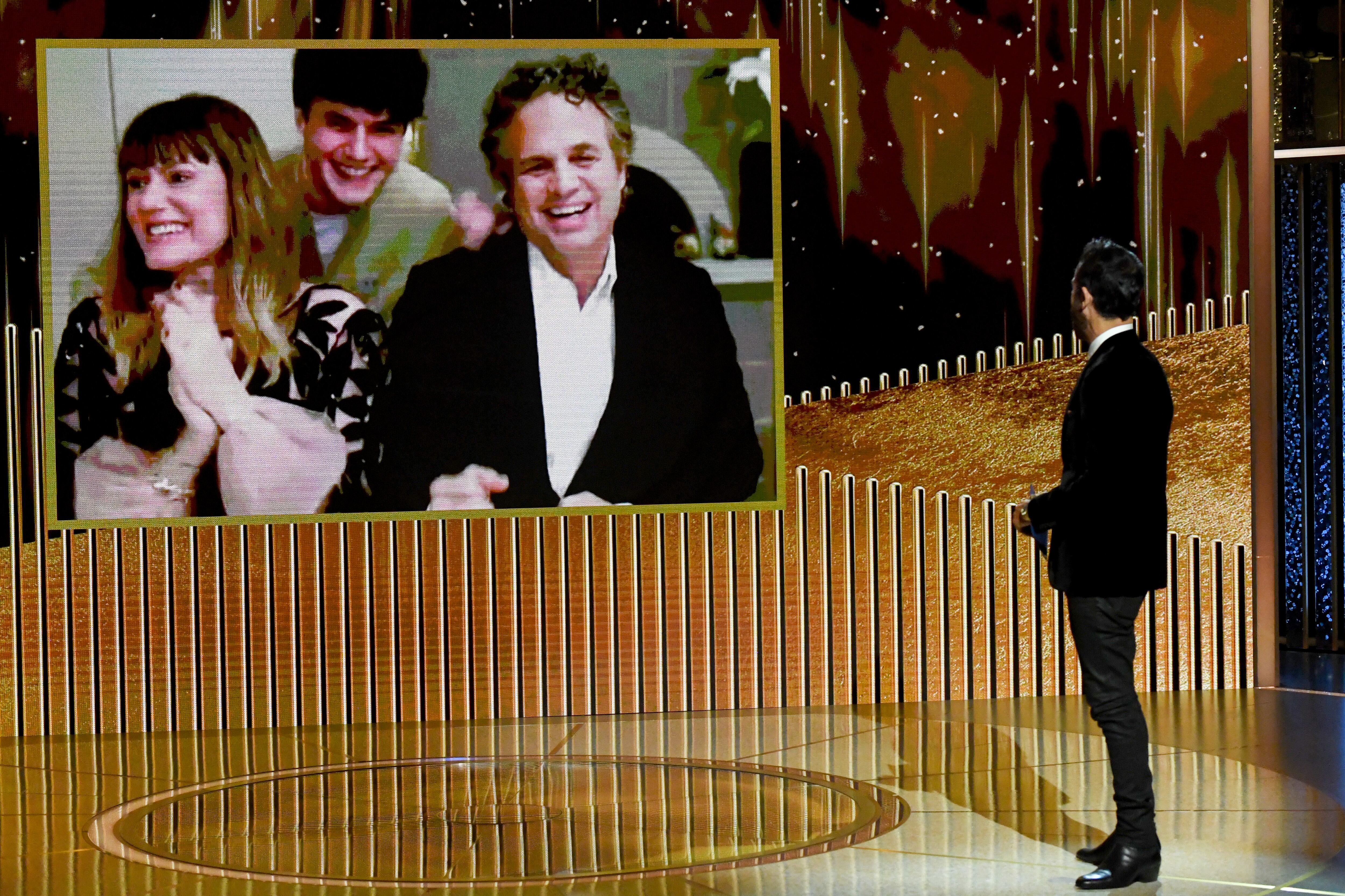 Mark Ruffalo, con su esposa y uno de sus hijos, celebra su Globo de Oro ante la mirada de Justin Theroux.