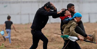Un herido durante las protestas en la frontera de Gaza.
