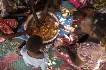 Los departamentos de Matam, Podor, Ranérou y Kanél son el epicentro de la malnutrición infantil en Senegal. Esta castigada región senegalesa ve aumentar la malnutrición infantil aguda por encima del umbral de alerta del 15% al ritmo del avance del desierto y del descenso de la pluviometría. En la foto, comida familiar en casa de Khadijatou Mody. Hoy toca arroz con pescado, muchos días no hay nada que echarse a la boca.