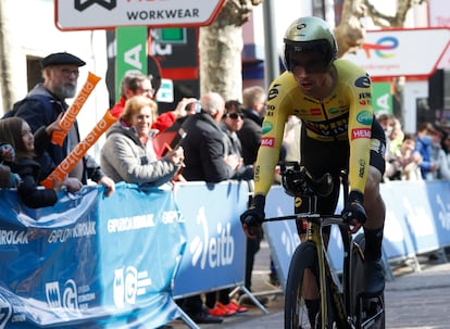 Primoz Roglic se impone en Hondarribia en la primera etapa de la Vuelta al País Vasco.