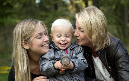 La madre de Albin Emelie Eriksson, izquierda, sonríe mientras posa para una foto con su hijo y su madre Marie, a la derecha, frente a su casa en Bergshamra, Suecia, el 20 de septiembre. Eriksson fue la primera mujer en tener un bebé después de recibir un trasplante de útero de su madre, una operación revolucionaria que une tres generaciones de su familia. 