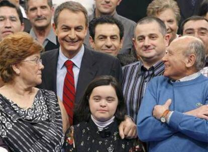 El presidente del Gobierno, José Luis Rodríguez Zapatero, posa junto al público de 'Tengo una pregunta para usted'