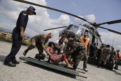 Una mujer es evacuada en un helicóptero indio en el aeropuerto de Katmandú este lunes.