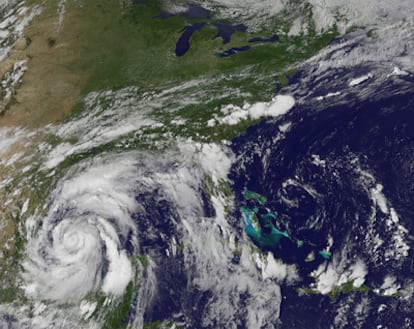 Imagen facilitada por la Administración Nacional de Océanos y Atmósfera de EE UU del hurcán Alex.