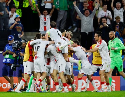 Los jugadores de Georgia, celebran el gol marcado por el español Robin Le Normand en propia puerta.