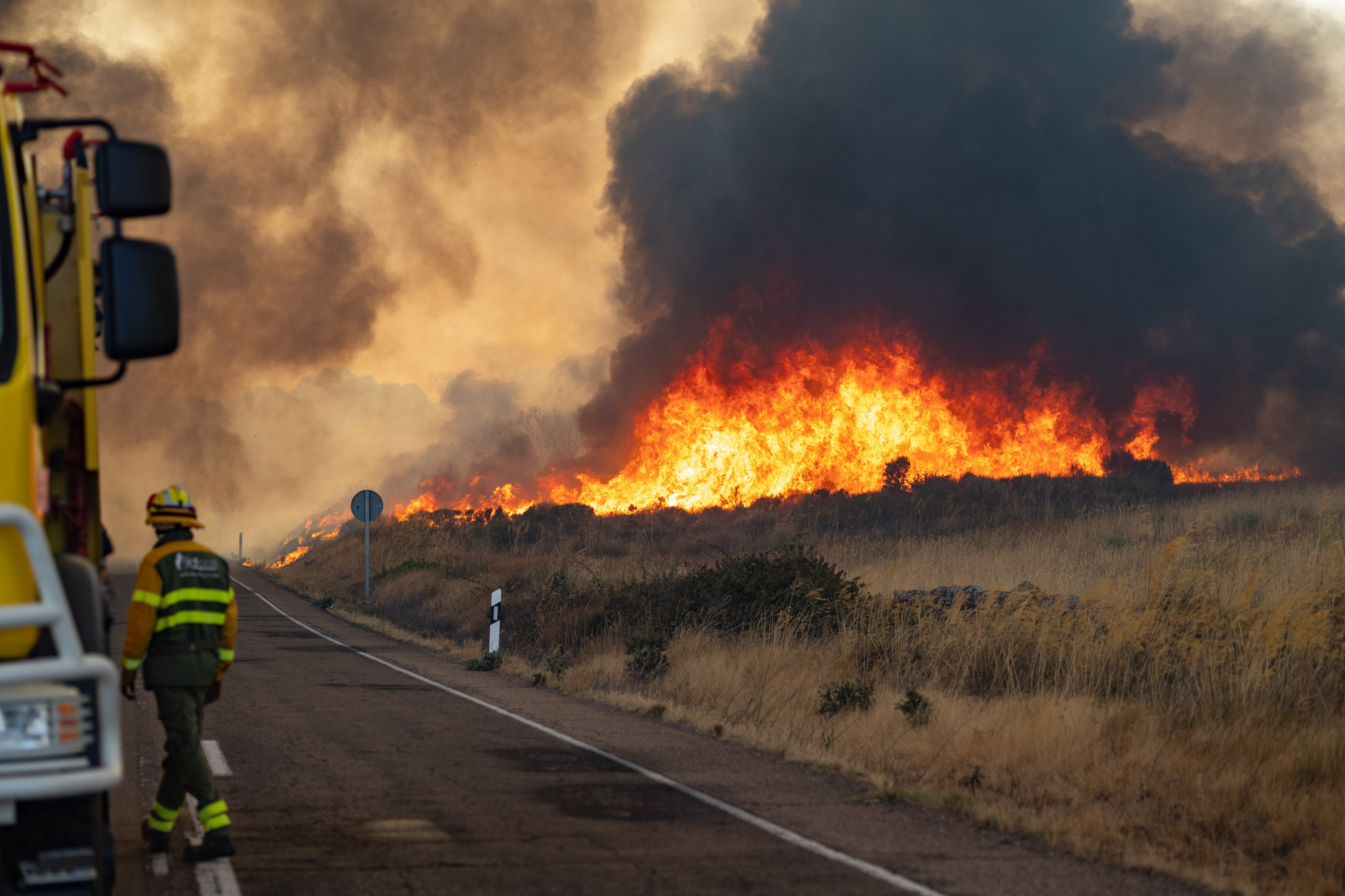 Última hora de los incendios forestales, en directo | Un incendio en el parque natural Arribes del Duero (Zamora) obliga a desalojar siete localidades