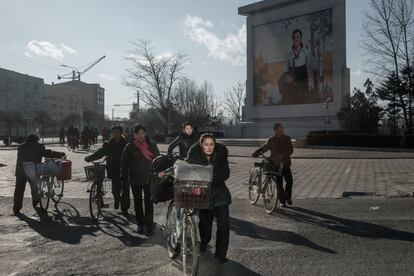 El artículo 19 de la Declaración Universal de los Derechos Humanos afirma que tiene derecho a la libertad de expresión y opinión. En la foto, ciclistas cruzan una calle de Chongjin, en Corea del Norte.