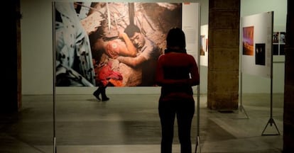 Una visitante observa una de las fotos de la exposición.