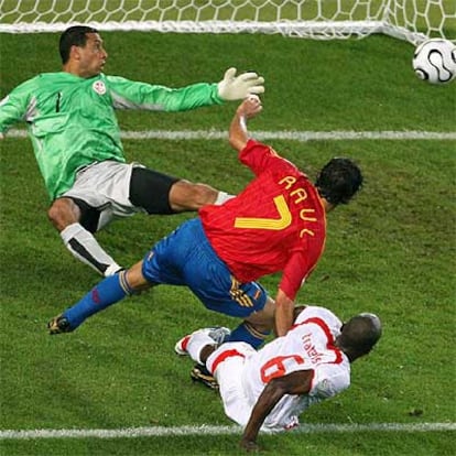 Raúl marca el gol del empate superando al portero Boumnijel, con el defensa Trabelsi en el suelo.