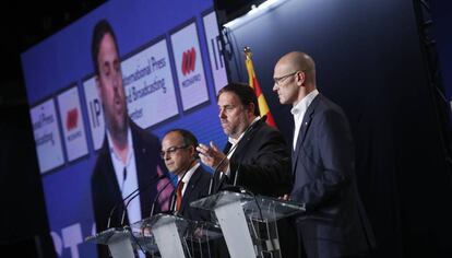 Turull, Junqueras i Romeva expliquen el dispositiu del refer&egrave;ndum.