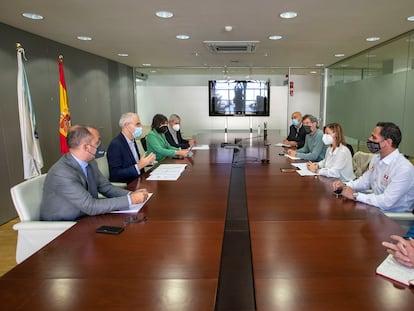 El vicepresidente económico de la Xunta, Francisco Conde, y la conselleira de Emprego e Igualdade, María Jesús Lorenzana, se reúnen con los comités de empresa de Ence.