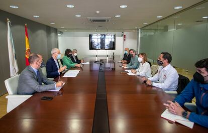 El vicepresidente económico de la Xunta, Francisco Conde, y la conselleira de Emprego e Igualdade, María Jesús Lorenzana, se reúnen con los comités de empresa de Ence.