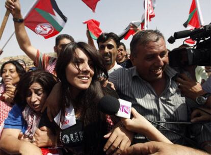 Una de las prisioneras liberadas ayer, a su llegada al control de Beituniya, cerca de Ramala.