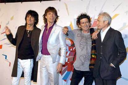De izquierda a derecha, Ron Wood, Mick Jagger, Keith Richards y Charlie Watts, componentes del grupo de los Rolling Stones, durante una rueda de prensa en el hotel Principe di Savoia en Milán (Italia).