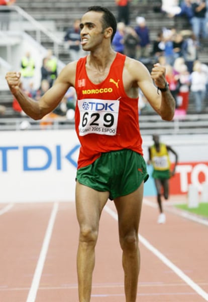 Jaouyad Gharib celebra la medalla de oro al término de la prueba de maratón.