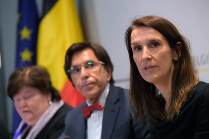 En primer plano, la primera ministra, Sophie Wilmes, acompañada de los ministros Elio di Rupo y Maggie de Block, este jueves, en Bruselas.