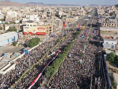 Yemenis gather during a pro-Palestinian protest to express solidarity with Palestinians in Gaza, in Sanaa, Yemen, October 20, 2023.
