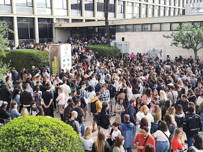 Interinos esperando a entrar en la Facultad de Economía de Barcelona para realizar las oposiciones, el pasado mes de abril.