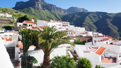 Vista del pueblo de Tejeda y el Roque Nublo, en la isla de Gran Canaria.