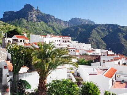 Vista del pueblo de Tejeda y el Roque Nublo, en la isla de Gran Canaria.