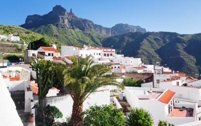 Vista del pueblo de Tejeda y el Roque Nublo, en la isla de Gran Canaria.