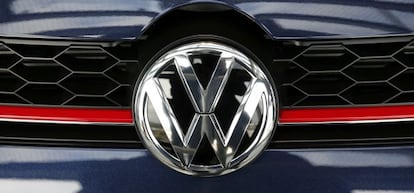 Logotipo de Volkswagen en uno de los coches de la marca.