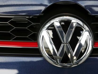 Logotipo de Volkswagen en uno de los coches de la marca.