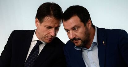 El primer ministro italiano Giuseppe Conte, izquierda, en una imagen de archivo junto al l&iacute;der de la Liga, Matteo Salvini. 